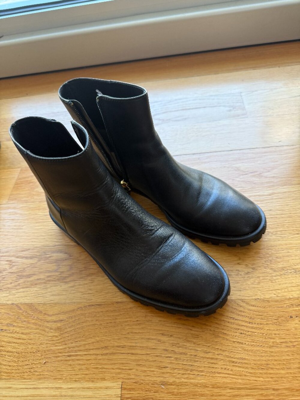 Stuart Weizmann Maelie Booties Size 8
